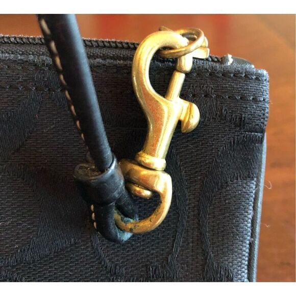 COACH - 🎉HP🎉 EUC Vintage Wristlet/Signature C Canvas w/Black Leather Trim. - Picture 5 of 13